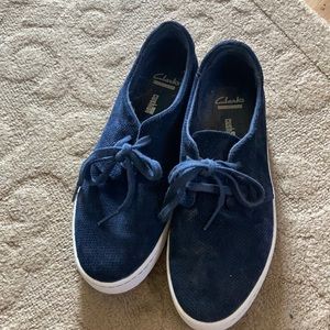 Clarks collection size 8 faux suede EUC Navy